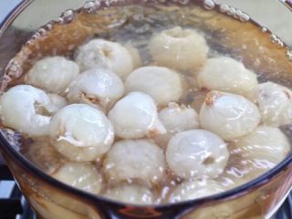 7、荔枝罐头,然后放入荔枝煮开后，转中小火煮约五分钟。