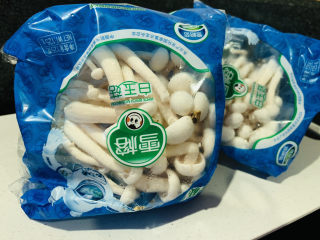 1、素炒白玉菇,白玉菇待用