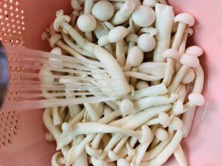3、素炒白玉菇,清水冲洗干净