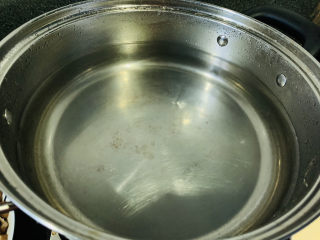 4、素炒白玉菇,汤锅加清水