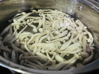 8、素炒白玉菇,倒入洗净的白玉菇