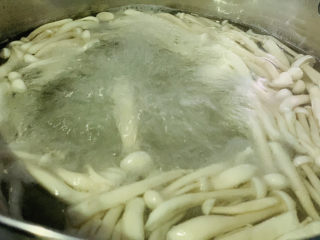 9、素炒白玉菇,焯水