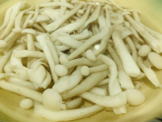11、素炒白玉菇,先泡清水中