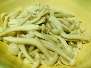 10、素炒白玉菇,捞起，盛入碗内