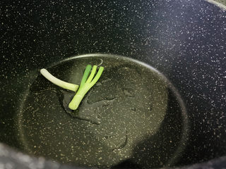 13、素炒白玉菇,加葱白，炒香