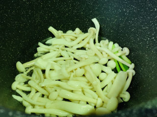 14、素炒白玉菇,加入白玉菇，炒香