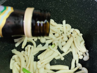 15、素炒白玉菇,料酒炝锅