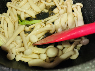 16、素炒白玉菇,炒香