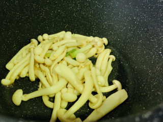 17、素炒白玉菇,加少许鸡精，翻炒均匀，起锅