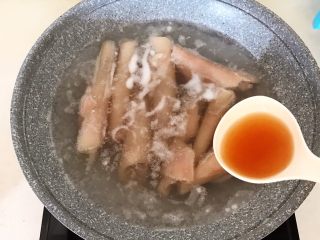 4、自制猪皮冻,加入1勺料酒,水开后焯水5分钟