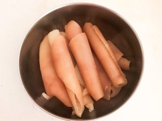 5、自制猪皮冻,把焯好的猪皮捞出来