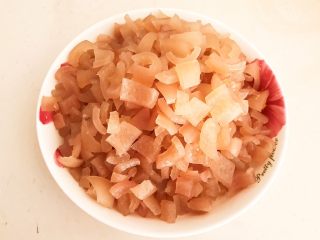 7、自制猪皮冻,把猪皮切成小丁