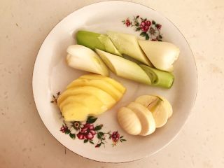 8、自制猪皮冻,大葱切成小段,鲜姜切成小片,大蒜切成小片