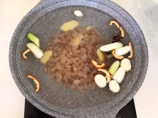 11、自制猪皮冻,放入猪皮,一次加足3000ml开水