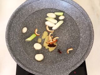 10、自制猪皮冻,把所有辅料全部放入锅中,加入开水