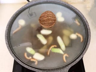 12、自制猪皮冻,盖上锅盖,大火烧开后小火慢烧70分钟