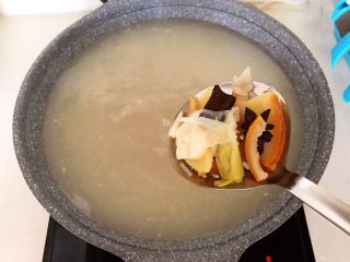 13、自制猪皮冻,把所有辅料捞出去倒掉