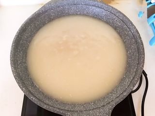 15、自制猪皮冻,大火烧开煮20分钟,汤汁比较粘稠浓郁