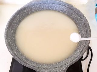 16、自制猪皮冻,加入8克精盐调味