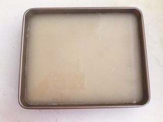 17、自制猪皮冻,把猪皮汤汁倒入方盘,凉透后放入冰箱冷藏4个小时左右