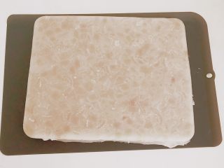 19、自制猪皮冻,把猪皮冻倒扣出来