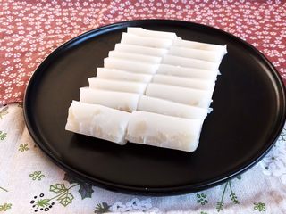 20、自制猪皮冻,把猪皮冻切成7㎜左右厚的小片,这样口感更好,不要切得太薄,猪皮冻不蘸调料直接吃口感超级棒,也可以按照自己的口味调制碗汁蘸着吃