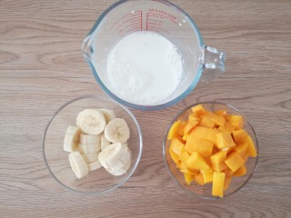 1、芒果香蕉奶昔,芒果，香蕉切块备用，牛奶准备好