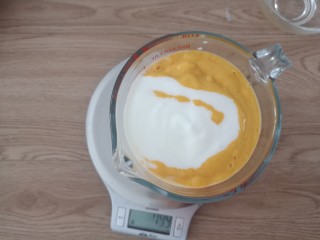 3、芒果香蕉奶昔,把打好的奶昔放到一个容器，加入100g酸奶，混合均匀