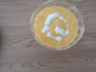 5、芒果香蕉奶昔,把装饰的酸奶滴到奶昔表面用