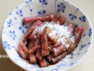 1、西芹炒牛柳,牛里脊肉洗净，切成条状。用淀粉、生抽、少许油拌匀，腌渍15分钟。