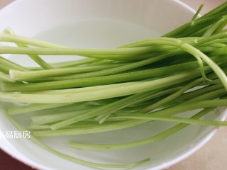 2、西芹炒牛柳,新鲜的香芹，择去叶子，冲洗干净，备用。