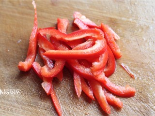 4、西芹炒牛柳,红彩椒去蒂去籽，洗净，切成丝，备用。