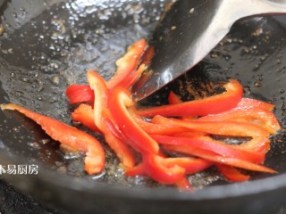 7、西芹炒牛柳,锅内留底油，下入红彩椒丝。喜欢辣味的可以放红辣椒，味道也很不错。