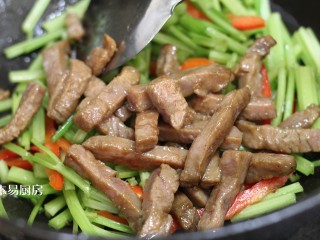 9、西芹炒牛柳,放入滑熟的牛肉。