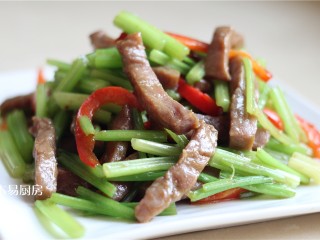13、西芹炒牛柳,将菜盛出装盘。