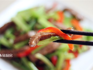 14、西芹炒牛柳,香芹和红彩椒不用炒得完全断生，这样可以使蔬菜更加脆嫩。