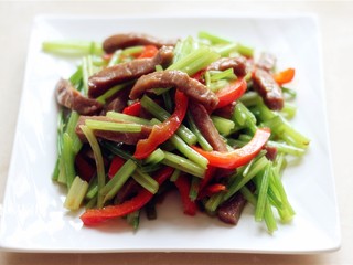 15、西芹炒牛柳,牛肉嫩滑，香芹脆嫩，两者荤素搭配，让营养和口感更加好。