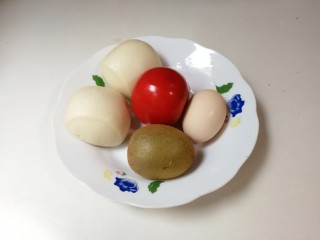 1、百变水果  酸甜猕猴桃夹黄金馒头,准备好食材：两个馒头，一个番茄，一个猕猴桃，一只鸡蛋