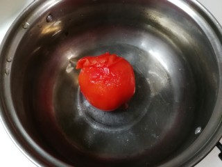 2、百变水果  酸甜猕猴桃夹黄金馒头,番茄放入开水烫几分钟，剥去皮