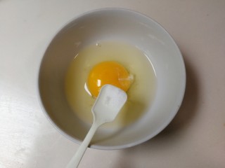 6、百变水果  酸甜猕猴桃夹黄金馒头,鸡蛋打入碗中放少许盐