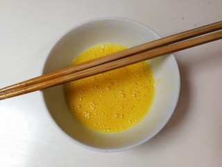 8、百变水果  酸甜猕猴桃夹黄金馒头,打散均匀成蛋液