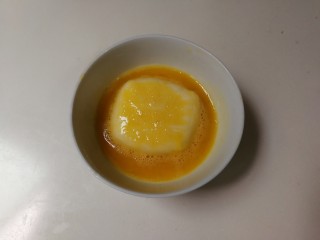 9、百变水果  酸甜猕猴桃夹黄金馒头,馒头片放入碗中沾满蛋液