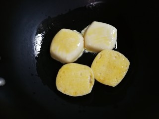 10、百变水果  酸甜猕猴桃夹黄金馒头,锅热放入适量红花茶油，放入馒头片中火煎至金黄