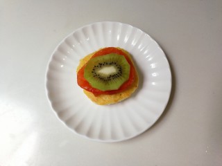 14、百变水果  酸甜猕猴桃夹黄金馒头,放上一片猕猴桃