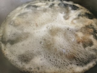 5、百香果柠檬鸡爪,撇去浮沫，大火煮约10—15分钟左右。