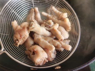 6、百香果柠檬鸡爪,将煮好的鸡爪捞出来。