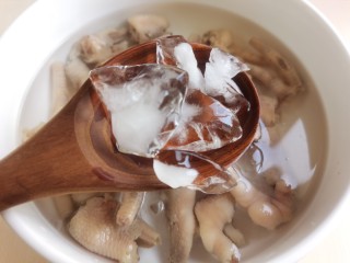 7、百香果柠檬鸡爪,提前冻一些冰块加入水中，将捞出的鸡爪放入冰水中。