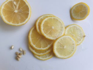 8、百香果柠檬鸡爪,柠檬清洗干净，切成薄片，去掉柠檬籽。