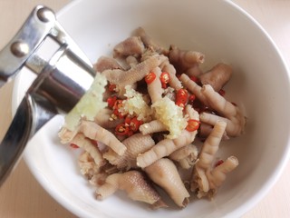 10、百香果柠檬鸡爪,鸡爪控水，放入大碗里，加入小米辣和蒜末。