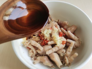 11、百香果柠檬鸡爪,加入白醋和生抽。